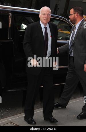 New York, NY, USA. Okt. 2017. US-Senator John McCain (R-AZ) hat am 23. Oktober 2017 gesehen, wie er bei "The View" an seinem Geburtstag seiner Tochter und Mitbewirtin Meghan McCain in in New York, New York angekommen ist. Kredit: Regenmacher Foto/Medien Punch/Alamy Live News Stockfoto