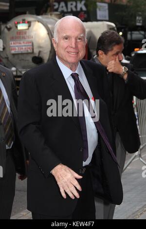 New York, NY, USA. Okt. 2017. US-Senator John McCain (R-AZ) hat am 23. Oktober 2017 gesehen, wie er bei "The View" an seinem Geburtstag seiner Tochter und Mitbewirtin Meghan McCain in in New York, New York angekommen ist. Kredit: Regenmacher Foto/Medien Punch/Alamy Live News Stockfoto