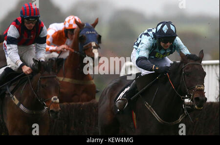 Plumpton, UK. 23 Okt, 2017. Callum McKinnes und Safran Prince (Blau) klicken Sie auf das Ian David Ltd und Canisbay Bloodstock Novizen "Handicap Chase at Plumpton racecourse zu gewinnen. Credit: James Boardman/Alamy leben Nachrichten Stockfoto