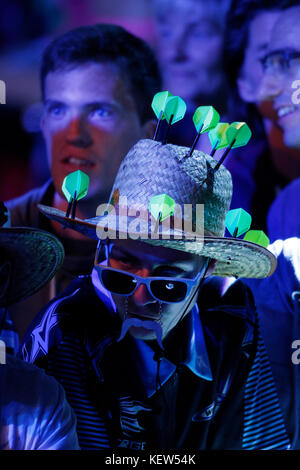 Düsseldorf, Deutschland. Oktober 2017. World Series of Darts, Deutsche Meister am 21. 10. 2017 in der Castello - Arena in Dusseldorf Finale ein Fan mit einem Dartpfeilen verzierten Hut. Foto: Norbert Schmidt, Düsseldorf Quelle: norbert schmidt/Alamy Live News Stockfoto