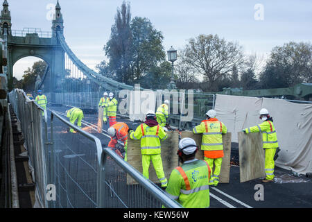 London, England, UK. 23 Okt, 2017. Die Hammersmith Bridge, im Westen von London, ist für den Verkehr während der halb geschlossen - Begriff Urlaubswoche, für notwendige Reparaturen und Wartung. Credit: Benjamin John/Alamy leben Nachrichten Stockfoto