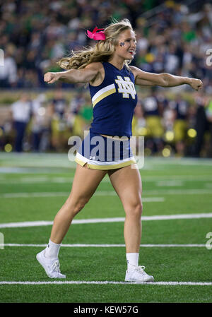 Oktober 21, 2017: Notre Dame Cheerleader führt während der NCAA Football Spiel Action zwischen dem USC Trojans und die Notre Dame Fighting Irish im Notre Dame Stadium in South Bend, Indiana. Notre Dame besiegt USC 49-14. Johann Mersits/CSM. Stockfoto