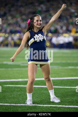 Oktober 21, 2017: Notre Dame Cheerleader führt während der NCAA Football Spiel Action zwischen dem USC Trojans und die Notre Dame Fighting Irish im Notre Dame Stadium in South Bend, Indiana. Notre Dame besiegt USC 49-14. Johann Mersits/CSM. Stockfoto