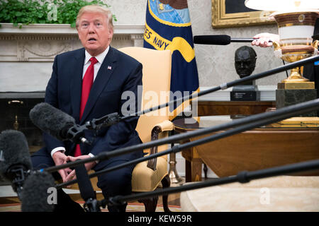 US-Präsident Donald Trump hört sich eine Frage der Nachrichtenmedien an, da er Premierminister Lee Hsien Loong aus Singapur vor einer Reihe von Treffen zwischen den beiden im Weißen Haus in Washington, DC, USA, am 23. Oktober 2017 im Oval Office begrüßt. Das Treffen findet weniger als zwei Wochen statt, bevor Präsident Trump eine längere Reise in den asiatisch-pazifischen Raum unternimmt. Gutschrift: Shawn Thew/Pool über CNP /MediaPunch Stockfoto