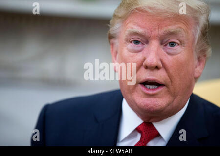 US-Präsident Donald Trump gibt Bemerkungen ab, da er Premierminister Lee Hsien Loong aus Singapur vor einer Reihe von Treffen zwischen den beiden im Weißen Haus in Washington, DC, USA, am 23. Oktober 2017 beim Oval Office begrüßt. Das Treffen findet weniger als zwei Wochen statt, bevor Präsident Trump eine längere Reise in den asiatisch-pazifischen Raum unternimmt. Gutschrift: Shawn Thew/Pool über CNP /MediaPunch Stockfoto