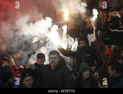 22. Oktober 2017 - Fußball - Ukrainische Premier League Spiel 13. Spieltag - Dynamo Kiew vs Shakhtar Donetsk - NSC Olimpiyskyi, Kiew, Ukraine â€“ 22. Oktober 2017. Fans der Shakhtar Donetsk reagieren während eines Spiels. (Bild: © Anatolii Stepanov Via ZUMA Wire) Stockfoto