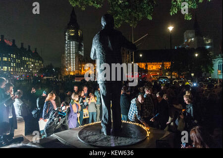 London, Großbritannien. 23 Okt, 2017. die Menschen led kerzen an der Nelson Mandela Statue im Parlament Platz während der Wanderung zusammen Fall im Gedächtnis von Nelson Mandela. Credit: zuma Press, Inc./alamy leben Nachrichten Stockfoto