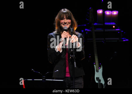 Athen, Griechenland. Oktober 2017. CARLA BRUNI lebt in Athen. Carla Bruni. Die ehemalige First Lady Frankreichs, Carla Bruni, beginnt ihre Weltmusiktournee in Athen und gibt zwei Auftritte im berühmten Pallas Theater in Syntagma. „French Touch“ ist der Titel von Brunis neuem Album (das im Oktober veröffentlicht wird) und enthält eine Sammlung von Adaptionen bekannter Lieder in englischer Sprache, die vom legendären Produzenten, Komponisten und Musiker David Foster produziert wurden. Quelle: Aristidis Vafeiadakis/ZUMA Wire/Alamy Live News Stockfoto