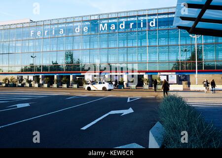 Madrid, Spanien. Oktober 2017. Die IFEMA, Feria de Madrid, ist der Hauptveranstalter von Messen in Spanien mit einem Kalender von etwa fünfzig Festveranstaltungen, in denen praktisch alle Wirtschaftszweige vertreten sind. Jährliche Show der besten spanischen Weine, organisiert vom Penin Guide, Gu'a PE-'n. Die Veranstaltung, die am 23. Und 24. Oktober im Pavillon 2 der IFEMA, Madrid stattfinden wird. Die Weingüter zeigen ihre besten Weine, die vom Guide geschätzt werden. Es werden nur Weine im Wert von 90 bis 99 Punkten angezeigt. Eine großartige Gelegenheit, die herausragendsten der spanischen önologischen Sektor zu testen. Foto: M.Ramirez/Alamy Live News Stockfoto