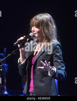 Athen, Griechenland. 23. okt., 2017. Carla Bruni, Sänger und ehemalige französische First Lady führt auf der Szene der Pallas Theater in Athen, Griechenland, 23. Oktober 2017. bruni begann eine World tour Französisch ihr neues Album 'touch' in Athen zu fördern. Sie wird zwei Konzerte an der Pallas Theater am 23. und 24. Oktober. © Elias Verdi/alamy leben Nachrichten Stockfoto