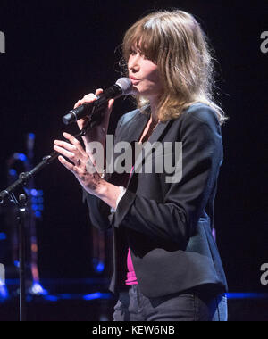 Athen, Griechenland. 23. okt., 2017. Carla Bruni, Sänger und ehemalige französische First Lady führt auf der Szene der Pallas Theater in Athen, Griechenland, 23. Oktober 2017. bruni begann eine World tour Französisch ihr neues Album 'touch' in Athen zu fördern. Sie wird zwei Konzerte an der Pallas Theater am 23. und 24. Oktober. © Elias Verdi/alamy leben Nachrichten Stockfoto