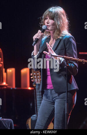 Athen, Griechenland. 23. okt., 2017. Carla Bruni, Sänger und ehemalige französische First Lady führt auf der Szene der Pallas Theater in Athen, Griechenland, 23. Oktober 2017. bruni begann eine World tour Französisch ihr neues Album 'touch' in Athen zu fördern. Sie wird zwei Konzerte an der Pallas Theater am 23. und 24. Oktober. © Elias Verdi/alamy leben Nachrichten Stockfoto