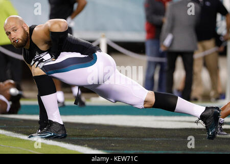Philadelphia, Pennsylvania, USA. 23 Okt, 2017. Philadelphia Eagles beleidigender Gerät Lane Johnson (65) schaut beim Stretching während der NFL Spiel zwischen den Washington Redskins und die Philadelphia Eagles am Lincoln Financial Field in Philadelphia, Pennsylvania. Christopher Szagola/CSM/Alamy leben Nachrichten Stockfoto