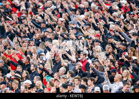 Lubbock, Texas, USA. 30 Sep, 2017. Texas Tech Fans selbst bereit, mit den Waffen bis begrüssen, bevor das Spiel an der Jones AT&T Stadium in Lubbock, Texas. Tom Sooter/CSM/Alamy leben Nachrichten Stockfoto