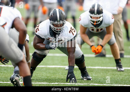 Lubbock, Texas, USA. 30 Sep, 2017. Oklahoma State Cowboys Offensive Lineman Marcus Keyes (75) vor dem Spiel an der Jones AT&T Stadium in Lubbock, Texas. Tom Sooter/CSM/Alamy leben Nachrichten Stockfoto