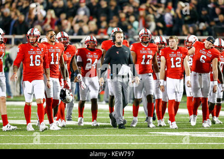 Lubbock, Texas, USA. 30 Sep, 2017. Texas Tech Haupttrainer führt sein Team zwischen Viertel während des Spiels an der Jones AT&T Stadium in Lubbock, Texas. Tom Sooter/CSM/Alamy leben Nachrichten Stockfoto