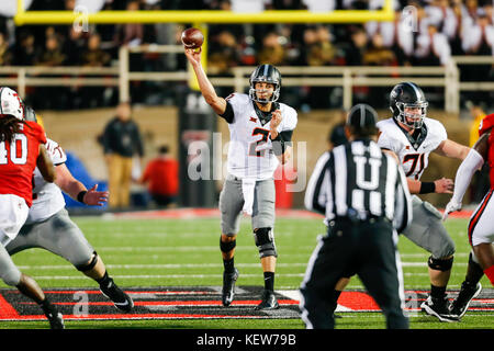 Lubbock, Texas, USA. 30 Sep, 2017. Oklahoma State Cowboys Quarterback Maurer Rudolph (2) wirft einen Pass während des Spiels an der Jones AT&T Stadium in Lubbock, Texas. Tom Sooter/CSM/Alamy leben Nachrichten Stockfoto