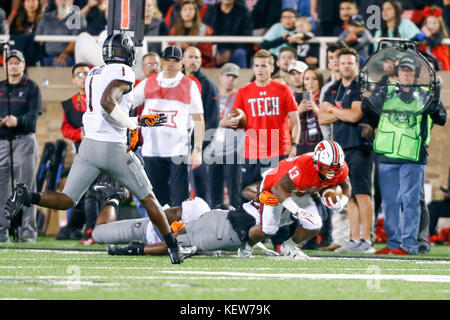 Lubbock, Texas, USA. 30 Sep, 2017. Texas Tech Red Raider wide receiver Cameron Batson (13) wird während des Spiels an der Jones AT&T Stadium in Lubbock, Texas in Angriff genommen. Tom Sooter/CSM/Alamy leben Nachrichten Stockfoto