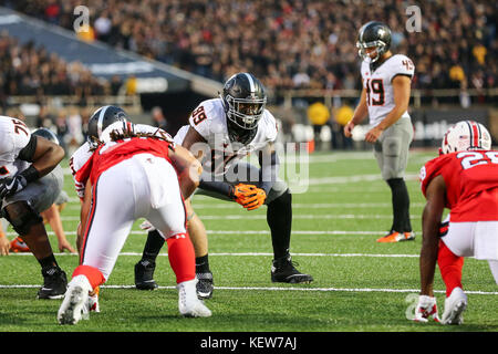 Lubbock, Texas, USA. 30 Sep, 2017. Oklahoma State Cowboys Austin Parker (89) bereitet für die PAT durch Oklahoma State Cowboys Kicker mattes Ammendola (49) Während des Spiels an der Jones AT&T Stadium in Lubbock, Texas. Tom Sooter/CSM/Alamy leben Nachrichten Stockfoto