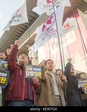 Seoul, Südkorea. 23. Oktober 2017. Streik von KBS und MBC, 23. Oktober 2017: Arbeiter der Gewerkschaften von KBS und MBC, südkoreanische Fernsehsender, nehmen an einer gemeinsamen Streikkundgebung im Zentrum von Seoul, Südkorea, Teil. Tausende von Beschäftigten bei KBS und MBC begannen am 4. September 2017 gleichzeitig einen Generalstreik, als sie gegen unlautere Arbeitspraktiken und Eingriffe des Managements in die Berichterstattung protestierten. Stockfoto