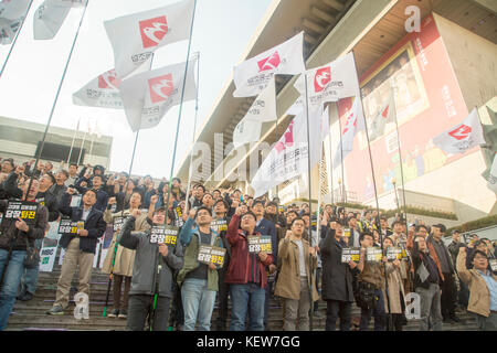 Seoul, Südkorea. 23. Oktober 2017. Streik von KBS und MBC, 23. Oktober 2017: Arbeiter der Gewerkschaften von KBS und MBC, südkoreanische Fernsehsender, nehmen an einer gemeinsamen Streikkundgebung im Zentrum von Seoul, Südkorea, Teil. Tausende von Beschäftigten bei KBS und MBC begannen am 4. September 2017 gleichzeitig einen Generalstreik, als sie gegen unlautere Arbeitspraktiken und Eingriffe des Managements in die Berichterstattung protestierten. Stockfoto