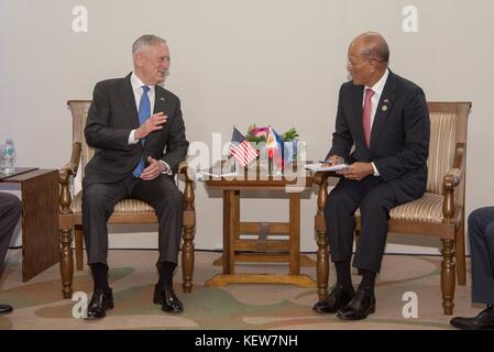 Clark, Philippinen. Oktober 2017. US-Verteidigungsminister Jim Mattis während eines bilateralen Treffens mit dem philippinischen Verteidigungsminister Delfin Lorenzana, rechts, am Rande der Vereinigung südostasiatischer Nationen, die am 24. Oktober 2017 in Clark, Philippinen, zusammentreffen. Mattis trifft sich mit vielen Verbündeten und Partnern, um Sicherheitsherausforderungen in der asiatischen Region zu diskutieren. Stockfoto