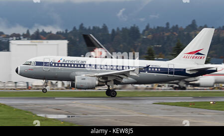 Richmond, British Columbia, Kanada. Oktober 2017. Ein American Airlines Airbus A319 (N745VJ) mit schmalem Jet-Linienflugzeug, lackiert in der traditionellen Allegheny Airlines Lackierung, landet am Vancouver International Airport. Quelle: Bayne Stanley/ZUMA Wire/Alamy Live News Stockfoto