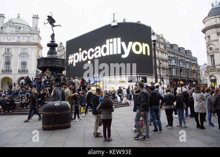 London, Großbritannien. Oktober 2017. Die ikonischen Piccadilly Circus Lichter stehen kurz davor, wieder eingeschaltet zu werden. Quelle: ZUMA Press, Inc./Alamy Live News Stockfoto