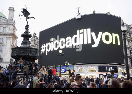 London, Großbritannien. 23 Okt, 2017. Das ikonische Piccadilly Circus Leuchten in der Nähe wieder auf. Kredit geschaltet: zuma Press, Inc./alamy leben Nachrichten Stockfoto