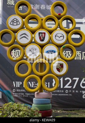 Changhun, China. Oktober 2017. (NUR FÜR REDAKTIONELLE VERWENDUNG. CHINA OUT) . Kreative Skulpturen aus Autoteilen sind im Changchun International Car Park in Changchun, der nordöstlichen chinesischen Provinz Jilin, zu sehen. Quelle: SIPA Asia/ZUMA Wire/Alamy Live News Stockfoto