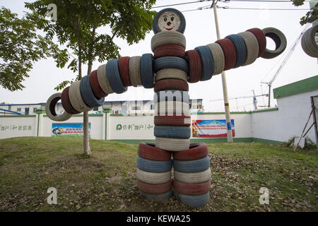 Changhun, China. 24 Okt, 2017. (redaktionelle Verwendung. China). Kreative Skulpturen aus Auto Teile an der Changchun internationalen Parkplatz in Changchun, Jilin im Nordosten Chinas Provinz. Credit: sipa Asien/zuma Draht/alamy leben Nachrichten Stockfoto