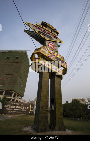 Changhun, China. Oktober 2017. (NUR FÜR REDAKTIONELLE VERWENDUNG. CHINA OUT) . Kreative Skulpturen aus Autoteilen sind im Changchun International Car Park in Changchun, der nordöstlichen chinesischen Provinz Jilin, zu sehen. Quelle: SIPA Asia/ZUMA Wire/Alamy Live News Stockfoto