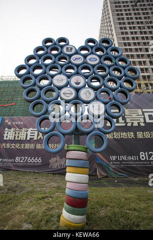 Changhun, China. Oktober 2017. (NUR FÜR REDAKTIONELLE VERWENDUNG. CHINA OUT) . Kreative Skulpturen aus Autoteilen sind im Changchun International Car Park in Changchun, der nordöstlichen chinesischen Provinz Jilin, zu sehen. Quelle: SIPA Asia/ZUMA Wire/Alamy Live News Stockfoto