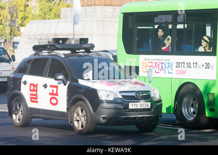 Seoul, Südkorea. 23. Oktober 2017. Ein Aktivist einer antikommunistischen Bürgergruppe fährt mit einem Auto und nutzt Sprecher für antikommunistische Kampagnen im Zentrum von Seoul, Südkorea. Koreanische Figuren auf dem Auto lauteten: „Vollständige Zerstörung des Kommunismus“. Kredit: Lee Jae-won/AFLO/Alamy Live Nachrichten Stockfoto