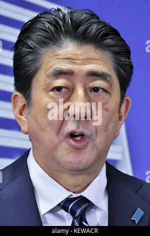 Tokio, Japan. Oktober 2017. Der japanische Premierminister und regierende Präsident der Liberalen Demokratischen Partei (LDP), Shinzo Abe, spricht während der Pressekonferenz am 23. Oktober 2017 in seinem Hauptquartier der LDP in Tokio. | Verwendung weltweit Credit: dpa/Alamy Live News Stockfoto