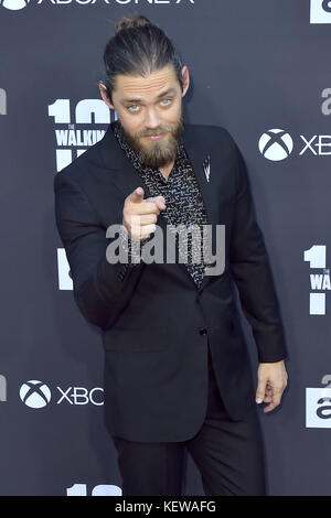 Tom Payne nimmt am 22. Oktober 2017 in Los Angeles, Kalifornien, an der Premiere von AMC „The Walking Dead“ und der 100. Episode-Feier im Greek Theatre Teil. | Verwendung weltweit Stockfoto