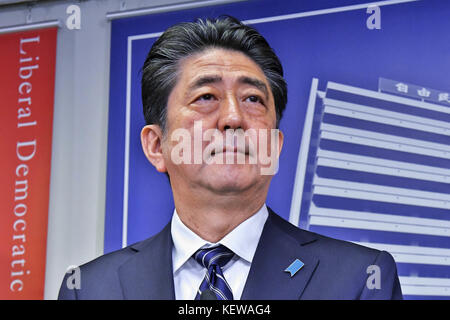 Tokio, Japan. Oktober 2017. Der japanische Premierminister und regierende Präsident der Liberalen Demokratischen Partei (LDP), Shinzo Abe, spricht während der Pressekonferenz am 23. Oktober 2017 in seinem Hauptquartier der LDP in Tokio. | Verwendung weltweit Credit: dpa/Alamy Live News Stockfoto