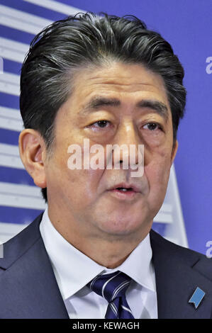 Tokio, Japan. Oktober 2017. Der japanische Premierminister und regierende Präsident der Liberalen Demokratischen Partei (LDP), Shinzo Abe, spricht während der Pressekonferenz am 23. Oktober 2017 in seinem Hauptquartier der LDP in Tokio. | Verwendung weltweit Credit: dpa/Alamy Live News Stockfoto