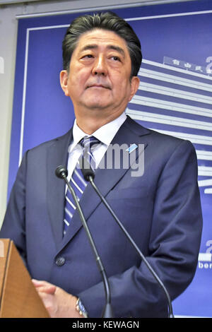 Tokio, Japan. Oktober 2017. Der japanische Premierminister und regierende Präsident der Liberalen Demokratischen Partei (LDP), Shinzo Abe, spricht während der Pressekonferenz am 23. Oktober 2017 in seinem Hauptquartier der LDP in Tokio. | Verwendung weltweit Credit: dpa/Alamy Live News Stockfoto