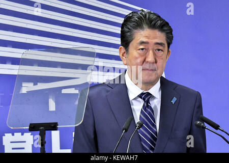 Tokio, Japan. Oktober 2017. Der japanische Premierminister und regierende Präsident der Liberalen Demokratischen Partei (LDP), Shinzo Abe, spricht während der Pressekonferenz am 23. Oktober 2017 in seinem Hauptquartier der LDP in Tokio. | Verwendung weltweit Credit: dpa/Alamy Live News Stockfoto