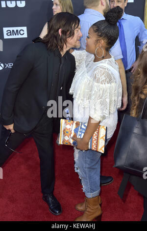 Norman Reedus und Yvette Nicole Brown nehmen am 22. Oktober 2017 in Los Angeles, Kalifornien, an der Premiere der 8. Staffel von AMC „The Walking Dead“ und der 100. Episode im Greek Theatre Teil. | Verwendung weltweit Stockfoto