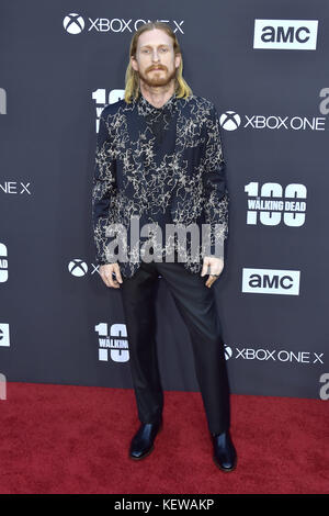 Austin Amelio nimmt am 22. Oktober 2017 in Los Angeles, Kalifornien, an der Premiere von AMC „The Walking Dead“ und der 100. Episode-Feier im Greek Theatre Teil. | Verwendung weltweit Stockfoto