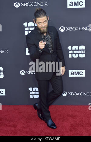 Tom Payne nimmt am 22. Oktober 2017 in Los Angeles, Kalifornien, an der Premiere von AMC „The Walking Dead“ und der 100. Episode-Feier im Greek Theatre Teil. | Verwendung weltweit Stockfoto