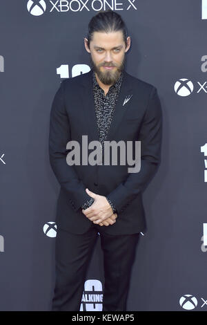 Tom Payne nimmt am 22. Oktober 2017 in Los Angeles, Kalifornien, an der Premiere von AMC „The Walking Dead“ und der 100. Episode-Feier im Greek Theatre Teil. | Verwendung weltweit Stockfoto