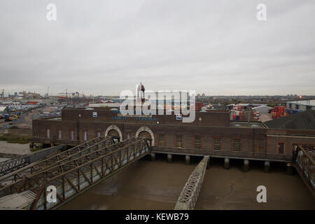 Tilbury, Großbritannien. 24 Okt, 2017. UK Wetter. Grau und trübe Himmel über Tilbury Docks Quelle: Keith Larby/Alamy leben Nachrichten Stockfoto