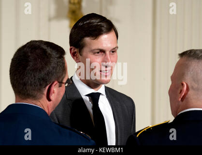 Der Senior Advisor des Präsidenten Jared Kushner spricht mit den Teilnehmern, bevor US-Präsident Donald J. Trump am Montag, den 23. Oktober 2017, im East Room des Weißen Hauses in Washington, D.C. die Ehrenmedaille des US Army Captain Gary M. Rose überreicht. Rose, ein Kampfmediziner der Special Forces während des Vietnamkriegs, behandelte 16 seiner Mitsoldaten während der Operation Tailwind, einer viertägigen Mission im nahe gelegenen Laos. Kredit: Ron Sachs/CNP - KEIN KABELSERVICE - Foto: Ron Sachs/Consolidated/dpa Stockfoto