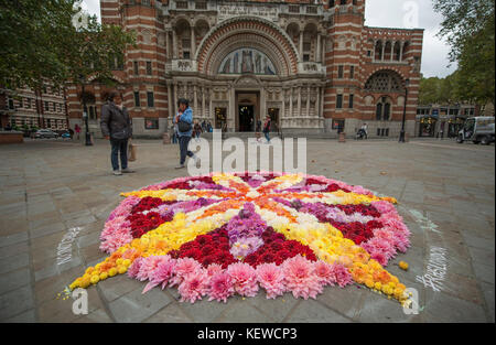 Westminster Cathedral, London, Großbritannien. Oktober 2017. Der RHS Floral Artist in Residence 2017, Electric Daisy Farm, kreiert an einem grauen Herbstmorgen ein wunderschönes farbenfrohes Blumenmandala auf dem Boden vor der Westminster Cathedral, um Passanten einen Vorgeschmack auf die RHS Autumn Garden Show vor der Eröffnung zu geben. Quelle: Malcolm Park/Alamy Live News. Stockfoto