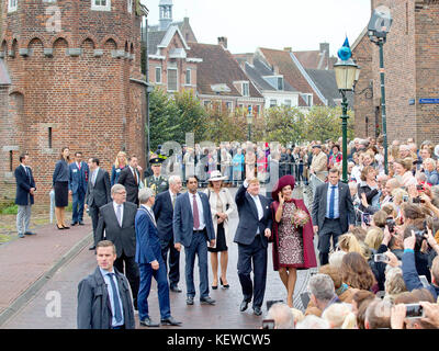 Amersfoort, Niederlande. 24. Oktober 2017. König Willem-Alexander und Königin Máxima aus den Niederlanden gehen am 24. Oktober 2017 am Eem entlang zu den Eemhuis in Amersfoort für einen regionalen Besuch in Eemland.Quelle: Albert Nieboer/Niederlande OUT/Point De Vue Out - KEINE ÜBERWEISUNG - Quelle: Albert Nieboer/RoyalPress/dpa/Alamy Live News Stockfoto