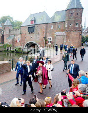 Amersfoort, Niederlande. 24. Oktober 2017. König Willem-Alexander und Königin Máxima aus den Niederlanden gehen am 24. Oktober 2017 am Eem entlang zu den Eemhuis in Amersfoort für einen regionalen Besuch in Eemland.Quelle: Albert Nieboer/Niederlande OUT/Point De Vue Out - KEINE ÜBERWEISUNG - Quelle: Albert Nieboer/RoyalPress/dpa/Alamy Live News Stockfoto