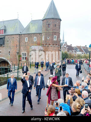 Amersfoort, Niederlande. 24. Oktober 2017. König Willem-Alexander und Königin Máxima aus den Niederlanden gehen am 24. Oktober 2017 am Eem entlang zu den Eemhuis in Amersfoort für einen regionalen Besuch in Eemland.Quelle: Albert Nieboer/Niederlande OUT/Point De Vue Out - KEINE ÜBERWEISUNG - Quelle: Albert Nieboer/RoyalPress/dpa/Alamy Live News Stockfoto